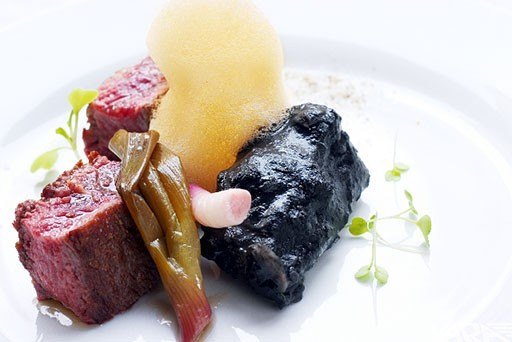 asado-+-criollla-+-cebolla-de-verdeo-con-cebolla-de-verdeo-+-carbon-de-yuca-receta-tomada-de-Andoni-Luis-Aduriz-restaurante-Mugaritz